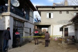 Yanan samanlıkta direğe bağlanmış erkek cesedi bulundu