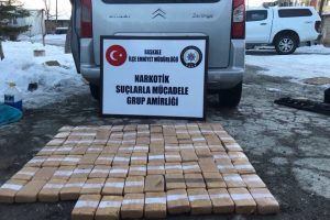 Durdurulan kamyonetten 50 kilo eroin &ccedil;ıktı