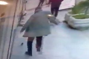 Fareyi tekmeyle kovalayan dede!