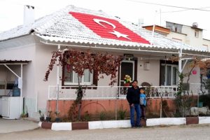 Bayrak sevgisini evinin &ccedil;atısına işledi
