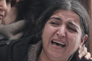 Oğlunun vurulma anını izleyince fenalık ge&ccedil;irdi
