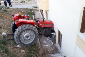 Trakt&ouml;r yatak odasına daldı
