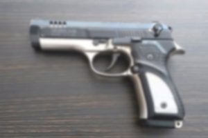 Emniyet binasına tabancayla girmek isterken yakalandı