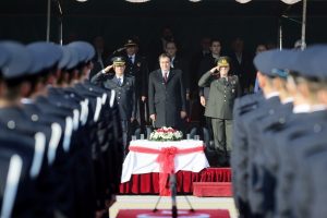 Bursa'da &uuml;niversiteli polislerin mezuniyet sevinci