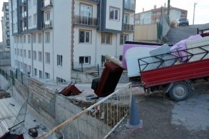 Kamyonet duvara &ccedil;arptı, &ouml;ğrenci &ccedil;atıya u&ccedil;tu