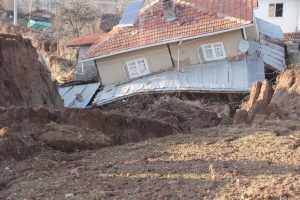 Bolu'da heyelandan zarar g&ouml;ren 5 ev boşaltıldı