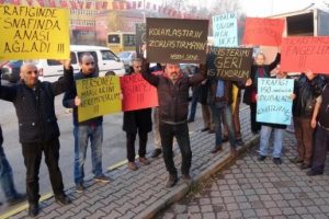 Karab&uuml;k'te esnaftan yol tepkisi