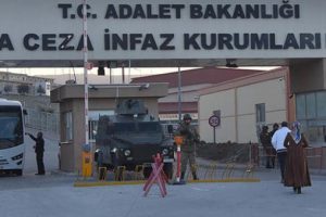 Cezaevi kundak&ccedil;ısı yine yaktı! 20 kişi hastaneye kaldırıldı