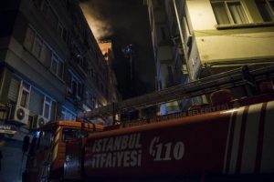 5 katlı binanın &ccedil;atısında yangın!