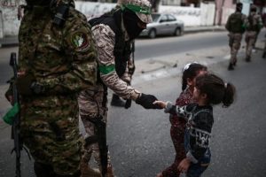 Hamas'ın kuruluş yıl d&ouml;n&uuml;m&uuml;nde askeri ge&ccedil;it t&ouml;reni d&uuml;zenlendi