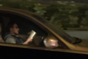 Bursa'da trafikte hem araç kullandı hem de kitap okudu