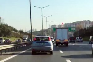 Makas atan kamyonet s&uuml;r&uuml;c&uuml;s&uuml; kamerada