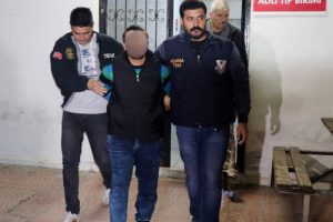 Atat&uuml;rk b&uuml;st&uuml;ne ateş a&ccedil;an zanlı yakalandı