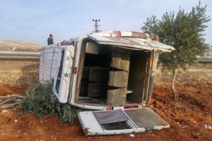 Zeytin iş&ccedil;ilerini taşıyan minib&uuml;s takla attı: 15 yaralı