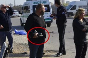 Babasının ayakkabısını elinden bırakmadı