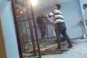 Hastane odasını kırıp d&ouml;kerek cihazlarını g&ouml;t&uuml;rd&uuml;ler