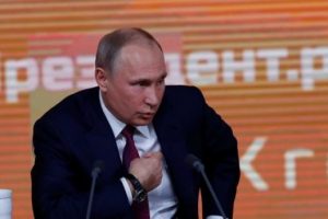 Salon buz kesti! 'Bay bay Putin' yazınca...