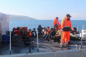 Kayalıkta mahsur kalan g&ouml;&ccedil;menler kurtarıldı