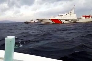 Ege'de T&uuml;rk ve Yunan botları arasında sıcak anlar