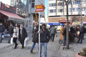Sevdiği kız i&ccedil;in her g&uuml;n 'WC-Şadırvan' tabelasını tutuyor