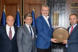 Karacabeylilerden Bursa B&uuml;y&uuml;kşehir'e ziyaret