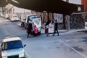 Suriyeli hamile kadına &ccedil;ocuklarının yanında taciz!