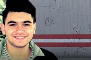 Sokak ortasındaki &ccedil;atışmada 1 gen&ccedil; &ouml;ld&uuml;, her yer delik deşik oldu!