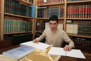 Arap&ccedil;a ders kitabını Braille alfabesine &ccedil;evirdi