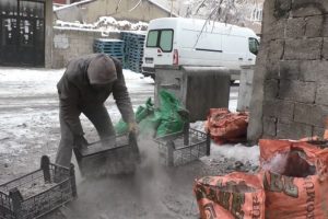 Yanmış k&ouml;m&uuml;r toplayarak ailesini ge&ccedil;indiriyor
