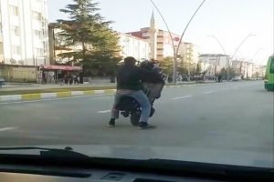 Şarjlı bisikletle tek teker &uuml;zerinde yolculuk