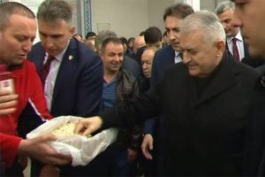 Yıldırım cuma namazını Yıldırım Beyazit Camii'nde kıldı