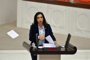 CHP İstanbul Milletvekili Yedek&ccedil;i b&uuml;t&ccedil;e kitap&ccedil;ığının sayfalarını yırttı