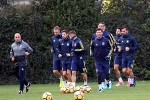 Fenerbah&ccedil;e, Karab&uuml;kspor'a hazırlanıyor