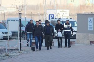 Lastik patlatarak hırsızlık yapan zanlılar tutuklandı