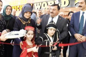Protokol&uuml; beklemeyen sabırsız &ouml;ğrenci g&uuml;ld&uuml;rd&uuml;