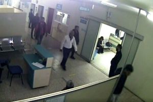Tedavi i&ccedil;in geldiği hastanede teknisyenin &ccedil;antasını &ccedil;aldı
