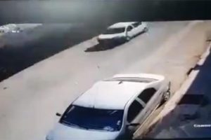 Duvar aracın &uuml;st&uuml;ne b&ouml;yle devrildi