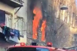 Beyoğlu'nda 5 katlı ahşap binada yangın &ccedil;ıktı