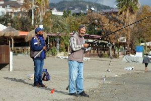 Turistlerin yerini oltacılar aldı