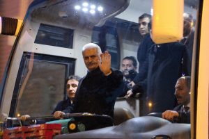 Başbakan'a ulaşabilmek i&ccedil;in metrelerce koştu