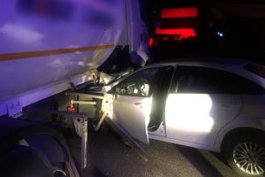 Otomobil lpg y&uuml;kl&uuml; tankerin altına girdi: 4 yaralı