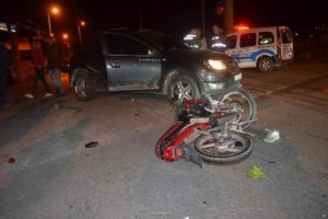Otomobille &ccedil;arpışan motosikletin s&uuml;r&uuml;c&uuml;s&uuml; yaralandı
