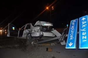 Ambulans, otomobille &ccedil;arpıştı: 3 yaralı