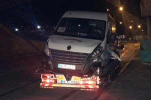 Bursa'da alkollü sürücü servis aracıyla kaza yaptı