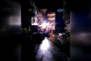 Elektrik direğindeki patlamalar paniğe yol a&ccedil;tı