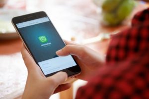Ellerden d&uuml;şmeyen telefonlar kas sıkıntılarına davetiye &ccedil;ıkarıyor