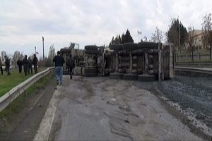 TEM otoyolunda &ccedil;imento y&uuml;kl&uuml; kamyon devrildi