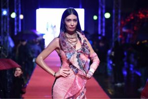 &Uuml;nl&uuml; modeller yağmur altında podyuma &ccedil;ıktı
