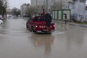 Ara&ccedil;lar yolda kaldı, evleri su bastı