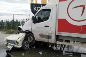 Bursa'da kamyonet park halindeki araca çarptı: 3 yaralı